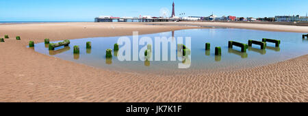 Panorama der alten hölzernen Buhne auf Blackpool Strand mit zentralen Pier und Turm im Hintergrund Stockfoto