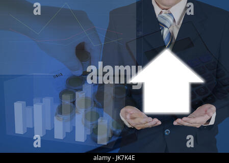 Doppelbelichtung von House-Logo auf der Seite der Geschäftsmann mit Stapel Münzen, Sparbuch und Taschenrechner Hintergrund, finanzielle Graphen und Bankwesen, speichern und Stockfoto