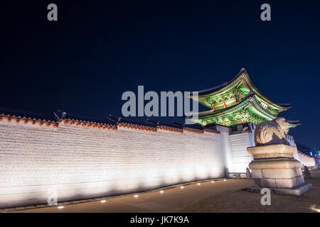 Geyongbokgung Palast in der Nacht in Seoul, Südkorea. Stockfoto