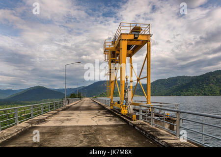 schöne Staumauer und Leben in der Zeit der Dämmerung mit Reflexion über dam Straße Stockfoto