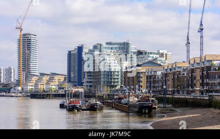 Plantation Wharf mit Hausbooten auf der Themse mit Wohnungen und Neuentwicklung Stockfoto