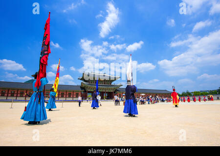 SEOUL, Südkorea - 28 Juni: Soldat mit traditionellen Joseon Dynastie Uniform bewacht den Gyeongbokgung Palast am 28. Juni 2015 in Seoul, Südkorea. Stockfoto