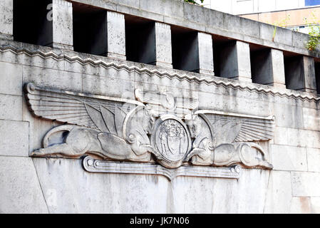 Plakette über dem Eingang des Queensway Tunnels, der Liverpool mit Birkenhead verbindet, wurde im Juli 1934 von König George V. eröffnet Stockfoto