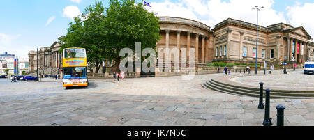 City Explorer touristischen Sightseeing-Bus in St. Georges Quarter neben der Zentralbibliothek und der Walker Art Gallery, Liverpool, UK Stockfoto