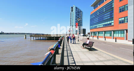 Jugendliche nehmen Selfies auf Prinzen Parade, Princes Dock, Liverpool, UK Stockfoto