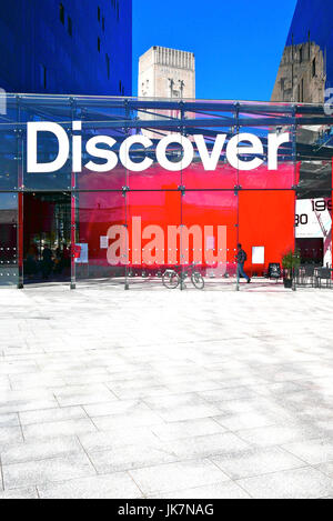 Glasfront Eingang in die Discover Centre, Mann-Insel, Liverpool, Großbritannien Stockfoto