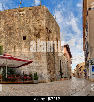 Fünfeckigen Turm und Decumanus Strasse in Porec, Istrien. Kroatien Stockfoto