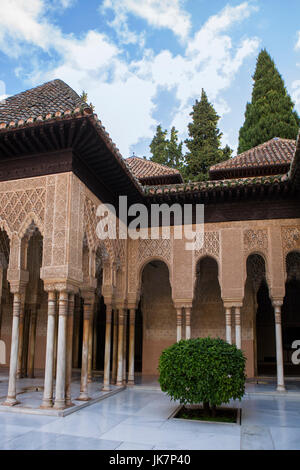 Patio de Los Leones (Hof der Löwen), Palacios Nazaríes, La Alhambra, Granada: Pavillon Eingang in der Sala de Los Reyes (Halle der Könige) Stockfoto