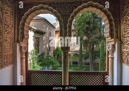 Mirador de Daraxa, Palacio de Los Leones, La Alhambra, Granada, Spanien: Blick von einem der Seitenscheiben auf der Jardines de Daraxa Stockfoto