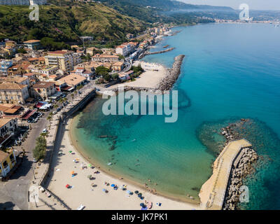 Luftaufnahme von einem Strand und Pier mit Kanus, Boote und Sonnenschirmen. Pizzo Calabro, Kalabrien, Italien Stockfoto