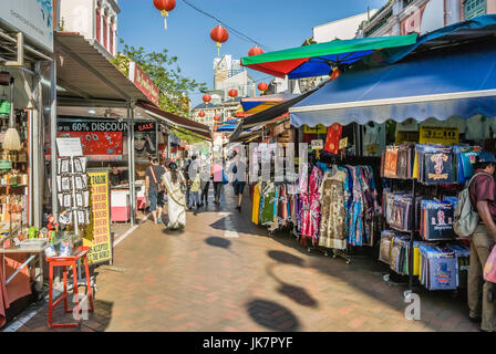 Bunte Touristenmarktstände in Chinatown, Singapur Stockfoto