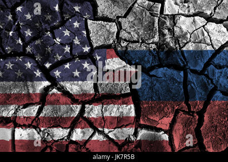 Amerika und Russland Flagge auf rissigen Boden. Widersprüchlichen und Krise-Konzept. Stockfoto