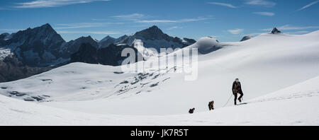 Kletterer aufsteigender Moiry Gletscher in der Schweiz Stockfoto