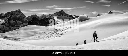 Kletterer aufsteigender Moiry Gletscher in der Schweiz Stockfoto