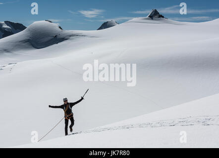 Kletterer aufsteigender Moiry Gletscher in der Schweiz Stockfoto