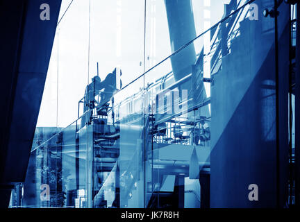 Die Wände der modernen Flughäfen sind Arbeitnehmer Glasfassaden Reinigung. Stockfoto