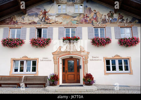 Rathaus und Tourist-Information mit Bildern, Krun, Werdenfelser Land, Bayern, Deutschland | Rathaus Und Tourist-Information Mit Lueftlmalerei, Krün Stockfoto