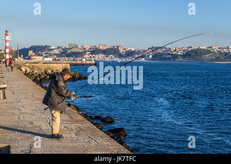 Mann Angeln am Ufer von Foz Douro Bezirk von Porto Stadt, zweitgrößte Stadt in Portugal Stockfoto