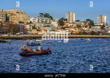 Boote am Fluss Douro-Mündung in Foz Douro Bezirk von Porto Stadt, zweitgrößte Stadt in Portugal Stockfoto