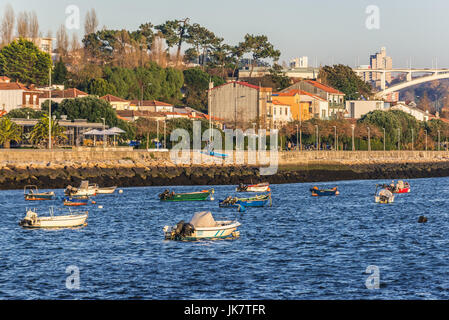 Boote am Fluss Douro-Mündung in Foz Douro Bezirk von Porto Stadt, zweitgrößte Stadt in Portugal Stockfoto