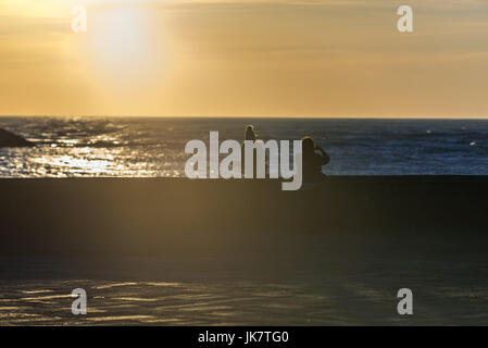 Sonnenuntergang über der Mündung des Flusses Douro in Foz Do Douro Bezirk von Porto Stadt, zweitgrößte Stadt in Portugal Stockfoto