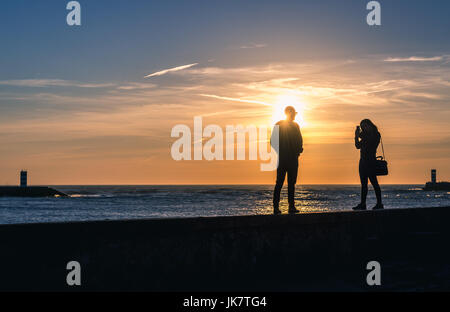 Paar Spaziergänge auf einem Holzsteg in Foz Douro Bezirk von Porto Stadt, zweitgrößte Stadt in Portugal Stockfoto