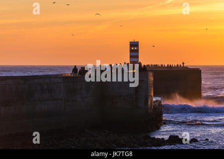 Sonnenuntergang über Farolins da Barra Do Douro kleiner Leuchtturm in Foz Do Douro Bezirk von Porto Stadt, zweitgrößte Stadt in Portugal Stockfoto