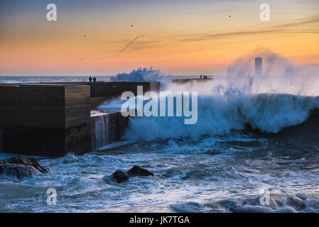Atlantischen Ozeanwelle stürzt auf Felsen und Wellenbrecher in Foz Douro Bezirk von Porto Stadt, zweitgrößte Stadt in Portugal Stockfoto