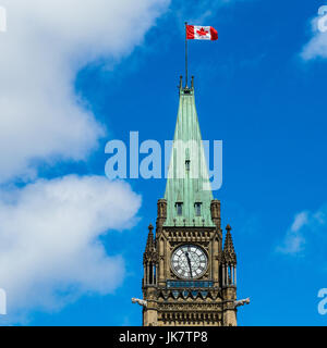 Kanada Flagge hoch auf der Peace Tower der Gebäude des Parlaments, Ottawa, Kanada Stockfoto