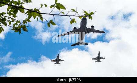 Airbus CC-150 Polaris und McDonnell Douglas CF-18 Hornet der Royal Canadian Air Force fliegen über Ottawa, der Hauptstadt Kanadas über Kanada Tag (1. Juli) Stockfoto