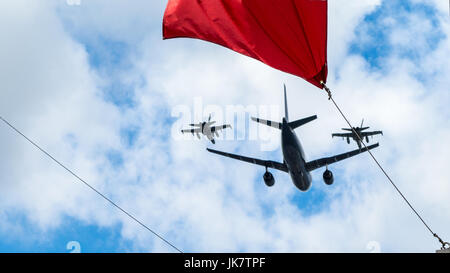 Airbus CC-150 Polaris und McDonnell Douglas CF-18 Hornet der Royal Canadian Air Force fliegen unter der Flagge Kanada, Ottawa, Canada Day (1. Juli) Stockfoto