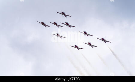 Die Kanadische Streitkräfte (CF) Snowbirds flypast Ottawa, der Hauptstadt Kanadas Stockfoto