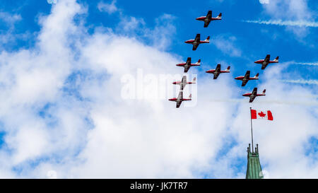 Die CF-Snowbirds flypast über der Kanadischen Flagge auf dem Peace Tower am Canada Day, Ottawa, der Hauptstadt Kanadas Stockfoto