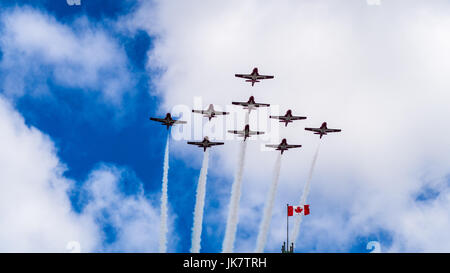 Die CF-Snowbirds flypast Über die Flagge von Kanada auf der Peace Tower am Canada Day, Ottawa, der Hauptstadt Kanadas Stockfoto