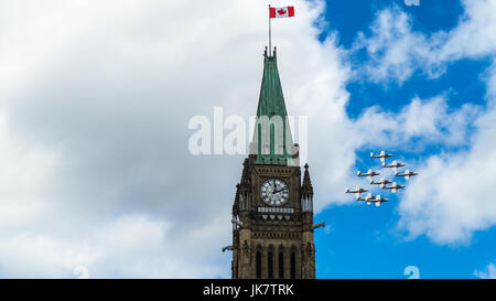 Die Kanadische Streitkräfte (CF) Snowbirds flypast die Peace Tower auf dem Parliament Hill in Kanada, Ottawa, der Hauptstadt Kanadas feiern Stockfoto