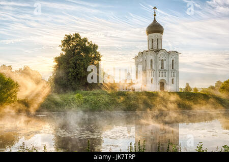 Kirche der Fürsprache an der Nerl mit leuchtenden morgen Nebel in Bogolyubovo, Vladimir oblast, Russland Stockfoto