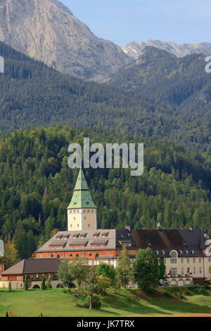 Schloss Elmau und Wetterstein Gebirge, Werdenfelser Land, Bayern, Deutschland | Schloss Elmau Und Wettersteingebirge, Werdenfelser Land, Bayern Stockfoto