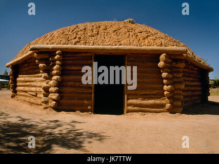 Eine traditionelle Navajo Hogan an der Canyon de Chelly Visitor Centre, Arizona. Eine mehrseitige cribbed Blockhaus für inländische & zeremonielle Zwecke verwendet. Stockfoto