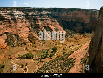 Ansicht, die SE von Mummy Cave bieten einen Blick in den Canyon del Muerto (Schlucht der Toten), Canyon de Chelly National Monument, Arizona: Navajo Farmen & Pappeln. Stockfoto