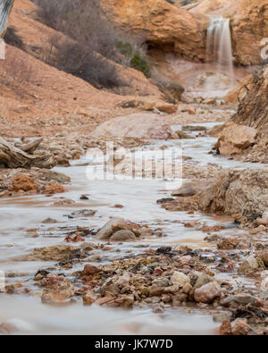 Moosige Höhle fällt in Run Off am äußeren Rand des Bryce Canyon Stockfoto
