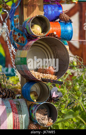 Selbstgemachte Zinndosen Vogelfutterhäuschen, wiederverwendet, wiederverwendet, wiederverwendet, Upcycling-Handwerk, DIY, Recycelte Materialien mit Saatgut auf der Tatton Park Flower Show, Knutsford, Großbritannien Stockfoto