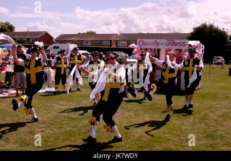 Moriskentänzer erklingt in einem Münster Dorf Fayre in Kent uk Juli 2017 Stockfoto