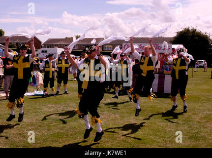 Moriskentänzer erklingt in einem Münster Dorf Fayre in Kent uk Juli 2017 Stockfoto