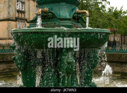 Gusseisen Trinkbrunnen, Place d'Aubigny, Court Street, Haddington, East Lothian, Schottland, Großbritannien, mit fließendem Wasser, lion Köpfe und goldene Wasserhähne Stockfoto