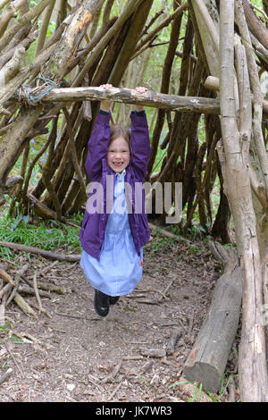 Mädchen spielen in der Holzhütte im Wald Stockfoto