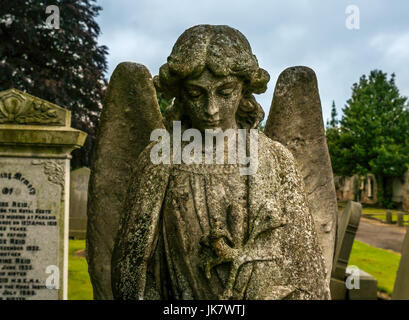 Nahaufnahme von grabstein Stein Engel mit gesenktem Kopf und Flügel im Kirchhof, die St Mary's Stiftskirche, Haddington, East Lothian, Schottland, Großbritannien Stockfoto