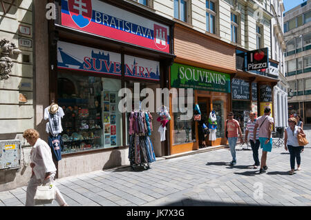 Touristen vor Souvenirläden in der alten Stadt Bratislava, Slowakei Stockfoto