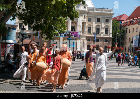 Hare-Krishna-Anhänger gehen in Bratislava, Slowakei Stockfoto
