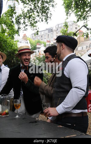 Männer in Kleidung, einer t London Zeit gekleidet 2017, Chap-Olympiade. Stockfoto