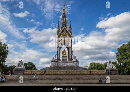 Das Albert Memorial befindet sich in Kensington Gardens, London, direkt in den Norden der Royal Albert Hall. Es wurde von Königin Victoria ich beauftragt Stockfoto